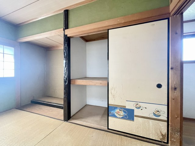 寝屋川市太秦東が丘の収納|押入収納には一般的な布団はもちろん、衣装ケースや季節もの（クリスマスツリーや雛人形など）を収納することもできます。荷物を出さずに済むのでお部屋をすっきりとした状態で保てますね♪