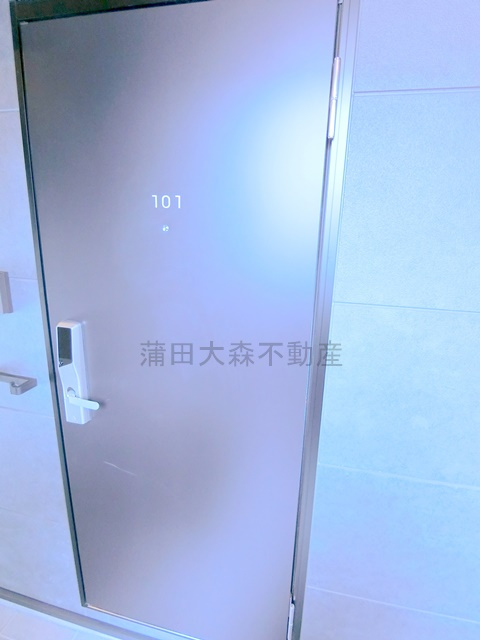 ブルージュ大田六郷の玄関