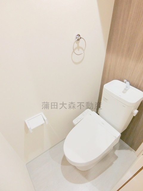 ブルージュ大田六郷のトイレ|棚と温水洗浄便座付きのトイレ