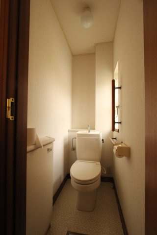 美杉台5丁目貸家　伊沢邸のトイレ|1F　トイレもきれいです