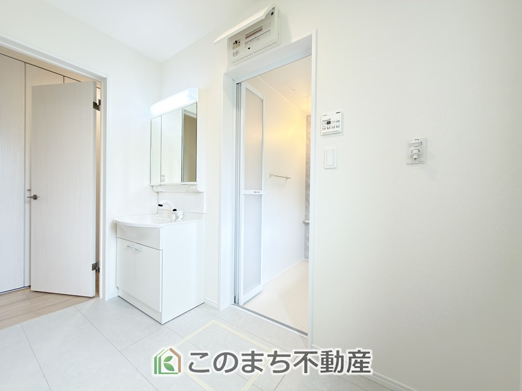ハートフルタウン宇都宮市岩曽町1379番の洗面所|シャンプードレッサーで朝の身支度♪伸びるホースでお掃除も簡単清潔です！