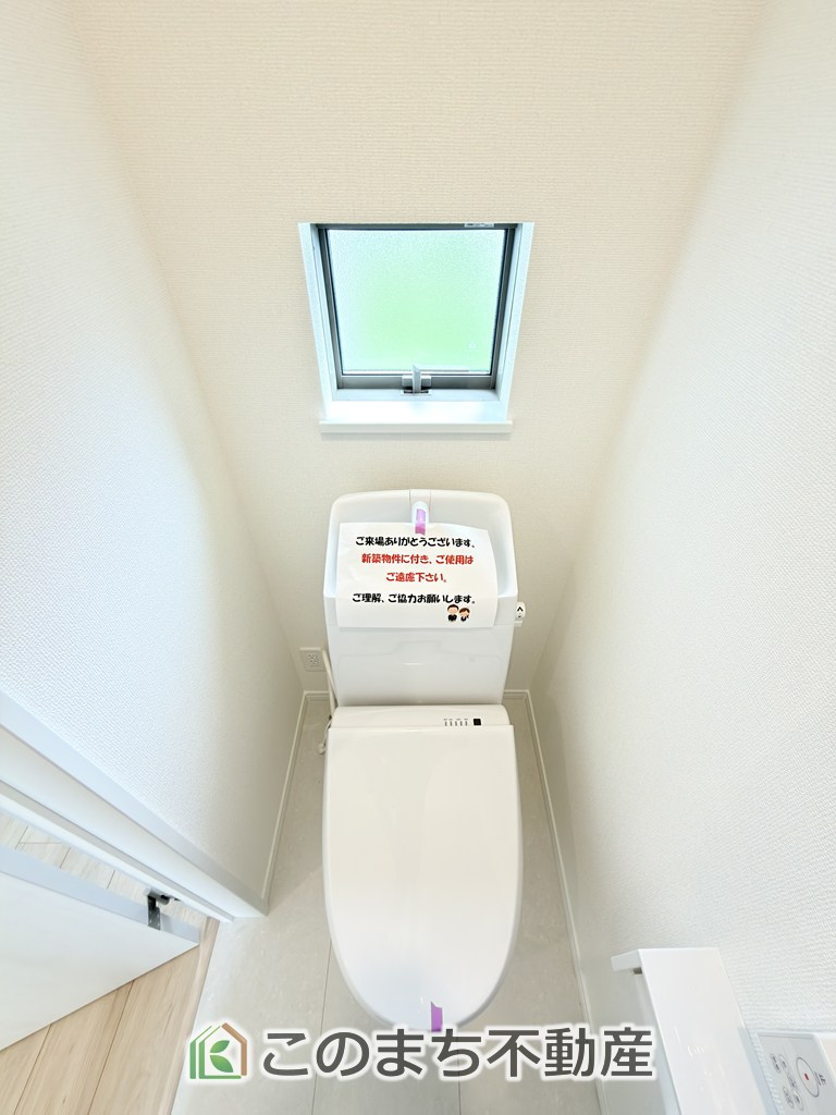 ハートフルタウン宇都宮市岩曽町1379番のトイレ|小窓から換気ができて清潔なトイレスペース☆