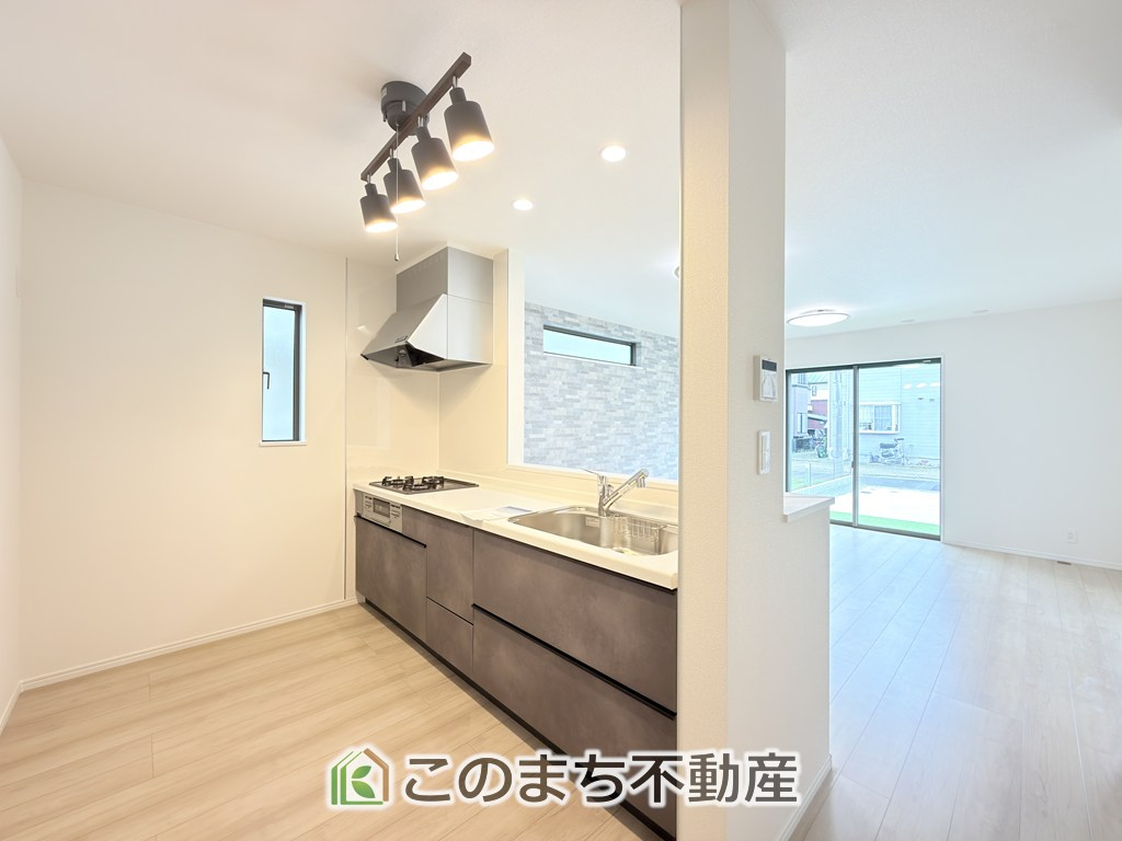 ハートフルタウン宇都宮市岩曽町1379番のキッチン|ビルトイン型浄水器を内蔵したキッチン水栓。お米を研いだり、野菜を洗ったりするときなど用途に応じてワンタッチで浄水に切り替えが可能です。カートリッジ式なので、フィルターを簡単に交換する事が出来ます。