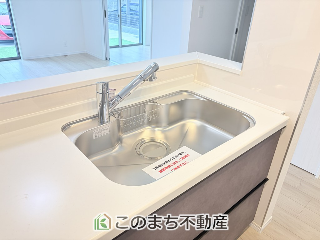 ハートフルタウン宇都宮市岩曽町1379番のキッチン|同社施工物件の写真です。※建具やフローリング、その他仕様が違う場合がございます。