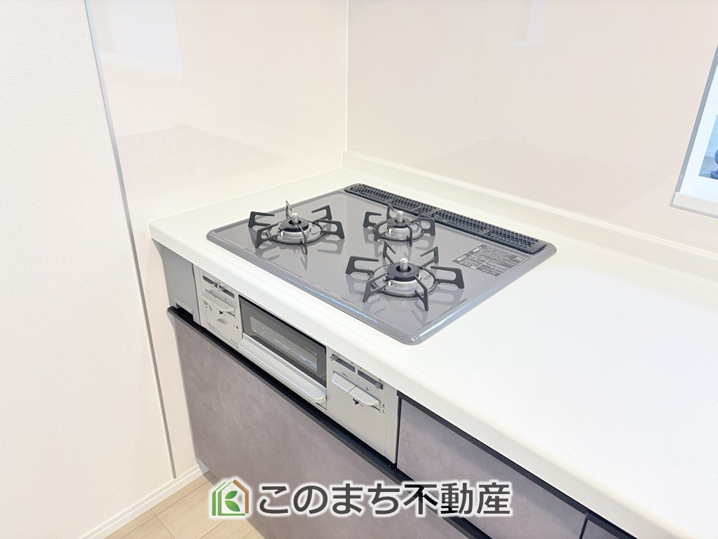 ハートフルタウン宇都宮市岩曽町1379番のキッチン|三ツ口コンロ採用で、同時調理もスムーズ◎！お料理を並べられるカウンター付きで、配膳・片付けをサポート！リビングで過ごすご家族とコミュニケーションを楽しみながら作業可能です♪