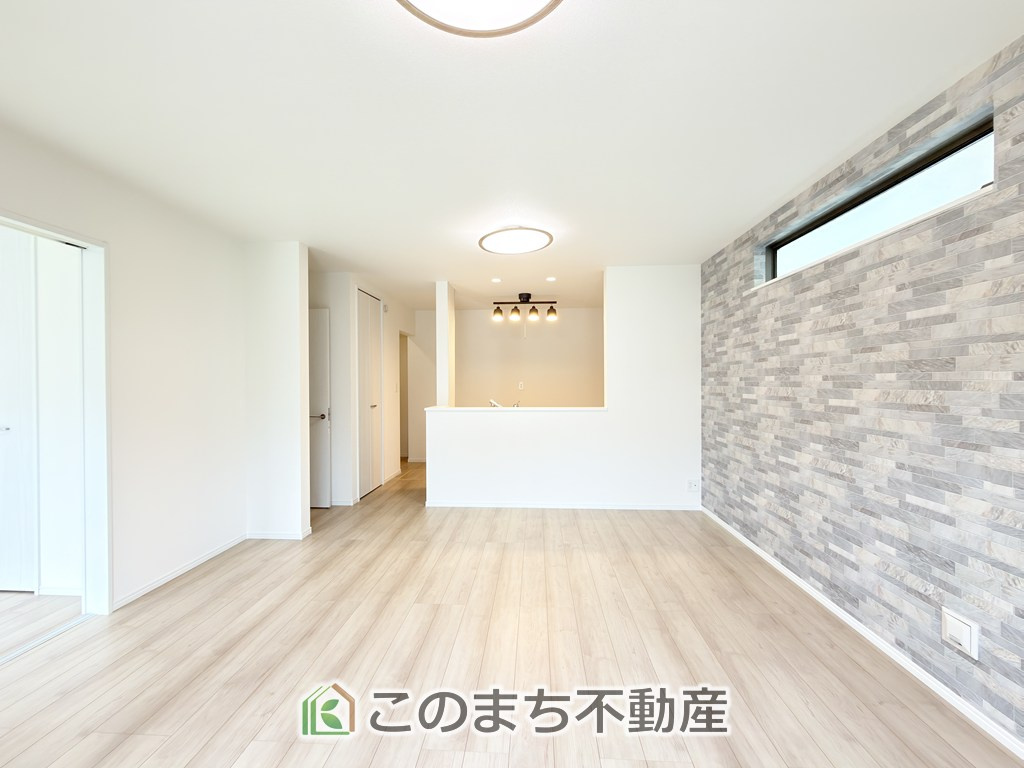 ハートフルタウン宇都宮市岩曽町1379番の居間・リビング|開放感のある広々としたリビング☆家族みんなでゆったりくつろげます♪
南側から暖かな日差しが差し込みます♪キッチンからリビングの様子がよく見渡せます☆