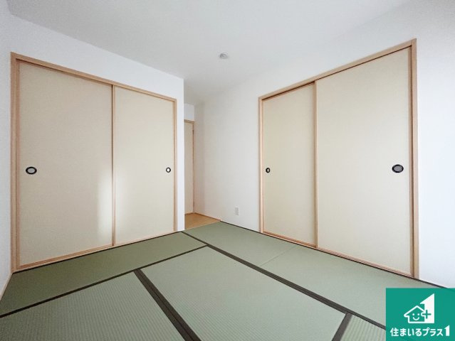 堺市西区浜寺諏訪森町西　第4期　新築一戸建ての和室|一室あると便利な和室は客間としてだけでなく、小さなお子様のプレイルームや食後のくつろぎスペースとしてもご利用いただけます。収納もついていますので大活躍間違いなし！