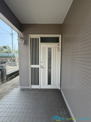 秦野市南矢名　中古戸建の玄関
