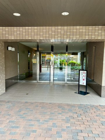サーパス城東のエントランス