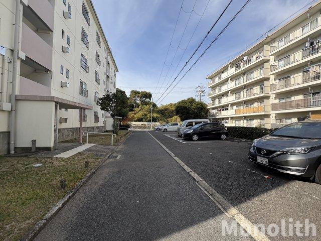 鶴山台60号棟の駐車場