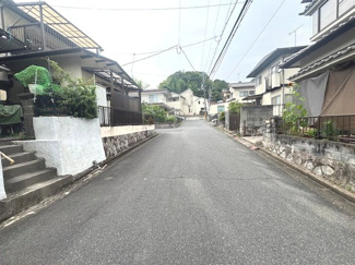【前面道路含む現地写真】 | 佐伯区屋代3丁目（山陽女学園電停）【新築未入居】 | 前面道路は幅員約6.1ｍの公道です。十分な広さがあるため、視界が開けており開放感があります。車のすれ違いや敷地への入出庫もスムーズに行える、落ち着いた雰囲気の住宅街です。