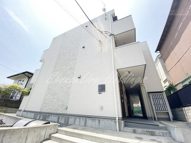 平塚市龍城ケ丘のアパートの外観