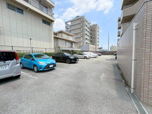 サーパス宝塚の駐車場