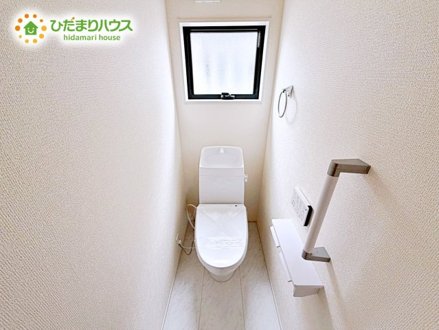【トイレ】 | 第2石岡市下林　新築戸建 | 温水洗浄暖房便座付き。窓付きのトイレスペース。換気環境も良好です。