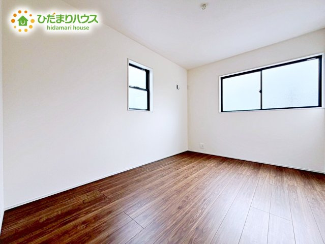 【洋室】 | 第2石岡市下林　新築戸建 | 壁紙はシンプルで清潔なホワイトで統一しています。朝の光をたっぷり浴びながら一日をスタート！目覚めは明るくあたたかな場所で。
