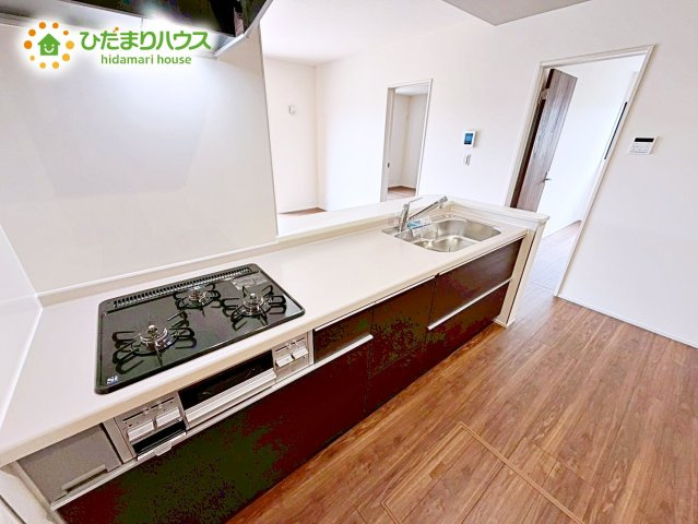 【キッチン】 | 第2石岡市下林　新築戸建 | スッキリしていて、調理スペースも広い“システムキッチン。使いやすい動線が確保できるので、お料理するのも楽しくなりますね♪