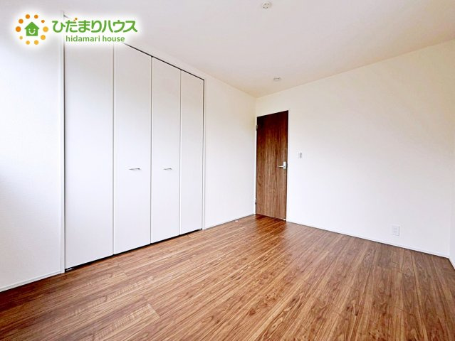 【洋室】 | 第2石岡市下林　新築戸建 | 明るい洋室。たっぷり収納があるから、お部屋をいつもすっきりキープ。ナチュラルテイストのインテリアがお好きな方におすすめです。