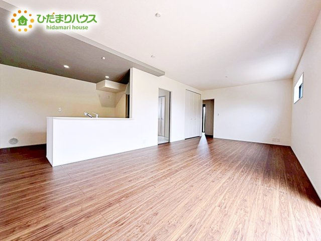 【居間・リビング】 | 第2石岡市下林　新築戸建 | 家族との大切な時間を多く過ごすリビング。ゆったりとした広さのある空間で会話も弾みます♪大きい窓からは明るい日差しが差し込みます。居心地の良いリビングでおうち時間を楽しんで！