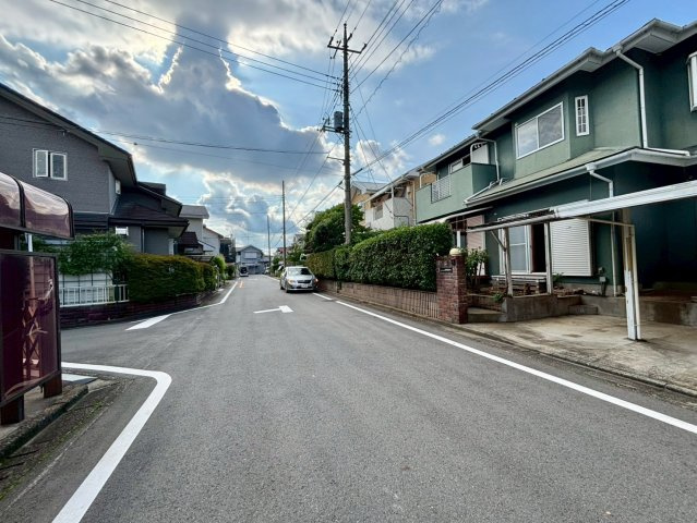 熊谷市万吉　中古戸建の前面道路含む現地写真