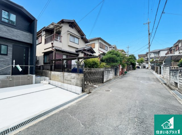 29日(土)30日(日)現地ご見学可能！　寝屋川市成田東が丘　限定1邸の前面道路含む現地写真|周辺は閑静な住宅街！前面道路広々で車の出し入れも便利です。駐車が苦手な方でも安心して車庫入れできます！
