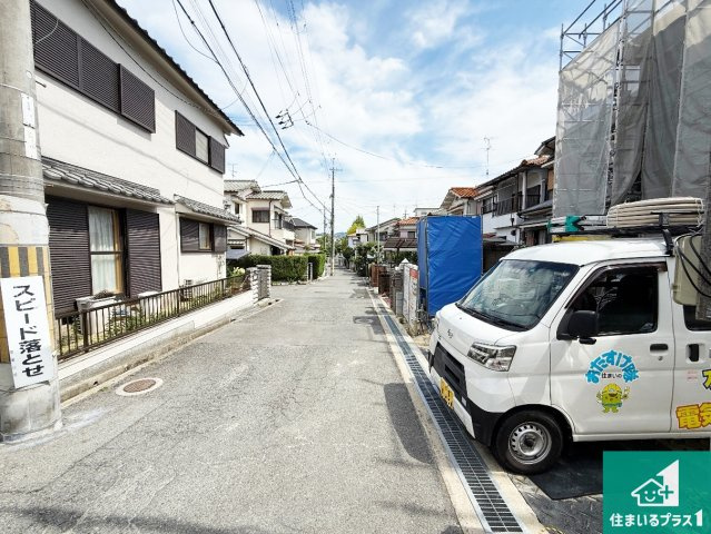 寝屋川市成田東が丘　第1期　新築一戸建ての前面道路含む現地写真|周辺は落ち着いた街並みの住宅地！子育てがしやすい住環境です！まだ未完成ですが、現地でしかわからない事もございます。是非一度ご覧ください。