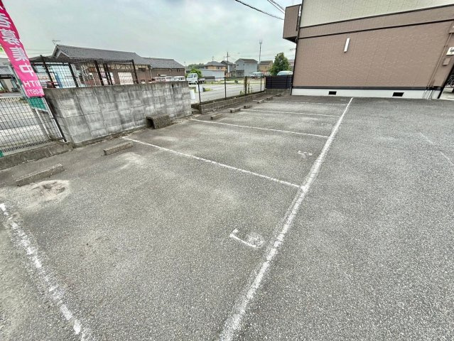 メゾン東坂の駐車場