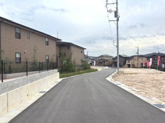 【前面道路含む現地写真】 | 東広島市西条町御薗宇　NO14【57坪】 | すっきりと整備された前面道路。分譲地内は通り抜けがしにくいため、不審者の侵入を防ぎやすく、お子様のいるご家庭にも適した環境です。南東側からの陽当りも確保しやすい開放的なロケーション。