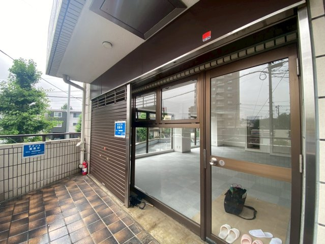 ホワイトキャッスル根本ビルの玄関