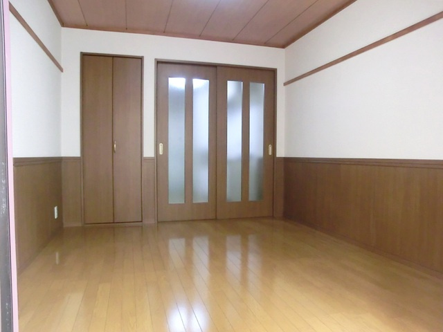 コート・スプルースの居間・リビング|窓側から見た居室です。