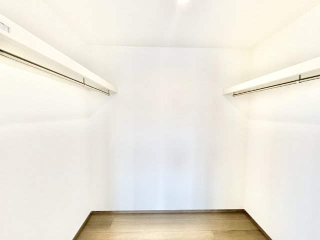 魚崎南町6丁目新築戸建A号棟の収納|主寝室からスムーズにアクセスできるウォークインクローゼットです。スーツやコートをシワなく大量に掛けられ、足元には衣装ケースも設置可能。衣替えの手間が省け、毎日の身支度がよりスマートになります。