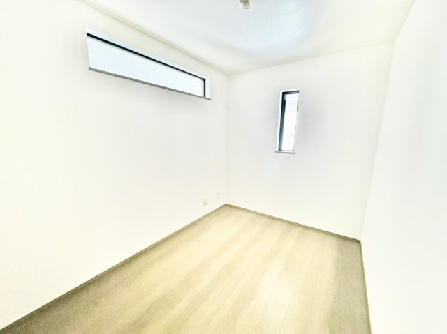 魚崎南町6丁目新築戸建A号棟の洋室|スリット窓が程よいプライベート感を演出する、約4.5帖の納戸です。静かに過ごせる環境のため、寝室としてはもちろん、仕事や趣味に没頭できる独立したお部屋として、ライフスタイルに合わせて活用できます。