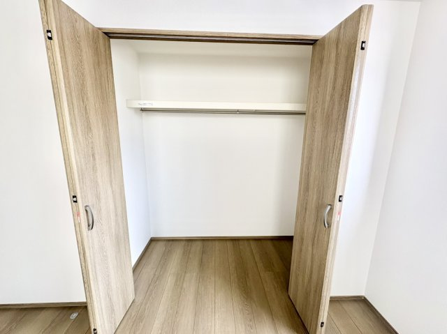 魚崎南町6丁目新築戸建A号棟の収納|枕棚とハンガーパイプを標準装備した、クローゼットです。お洋服をすっきり収納できるため、ここをお子様のお部屋やゲストルームとして使う際も生活感を隠してスマートな室内をキープできます。