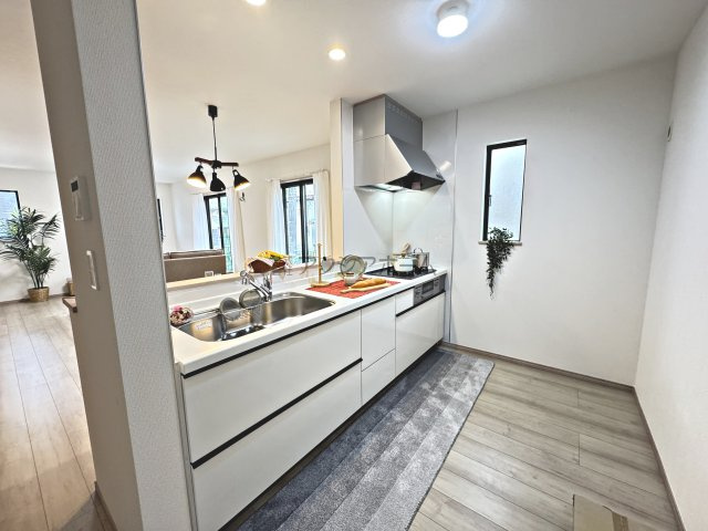 入間市東町4丁目・全2棟　新築一戸建　B号棟のキッチン|リビングを見渡せる対面キッチン
