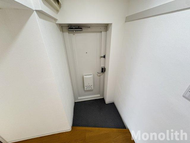 鶴山台40号棟の玄関