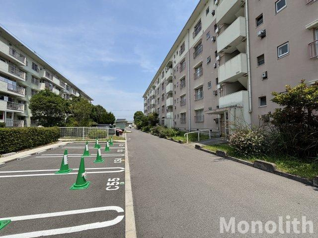 鶴山台40号棟の駐車場