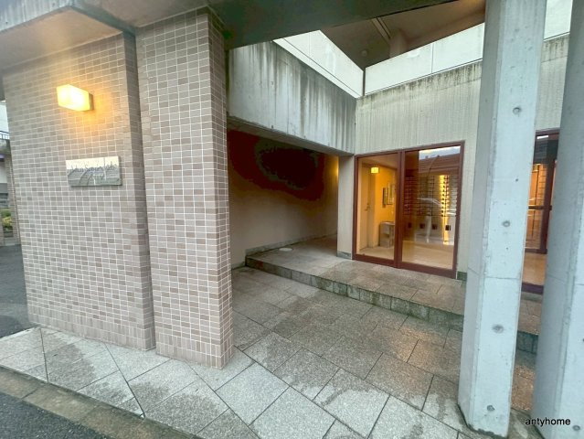 アーデン千里中央　仲介手数料無料のエントランス