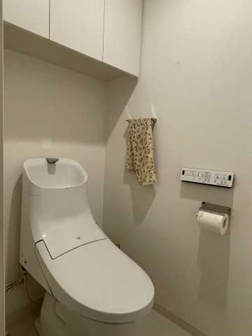 アルファステイツ西の土居のトイレ|清潔感のある温水洗浄便座を採用し、毎日の使用が快適です。掃除がしやすい形状の便器や汚れが付きにくい素材が使われており、日々のメンテナンスも簡単。上部の収納棚にはストック類を綺麗に収めておけます。