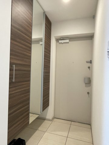 アルファステイツ西の土居の玄関|ゆとりある玄関スペースは、お出かけ前の身支度もスムーズに行える広さを確保しています。角住戸のため玄関前を人が通る機会も少なく、静かで落ち着いた住環境。お気に入りの小物を飾って自分らしく空間を整えます。