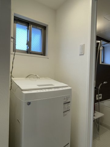 アルファステイツ西の土居の設備|洗濯機置き場は洗面脱衣所にあり、脱いだ衣類をそのまま洗える効率的な家事動線が魅力です。防水パン設置済みで安心感があり、周囲のスペースも有効活用。忙しい朝も手際よくお洗濯を済ませられる心地よい空間です。