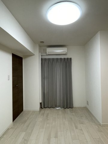 アルファステイツ西の土居の洋室|北西側に位置する洋室は、角住戸ならではの窓があり通風も良好です。落ち着いた光が差し込むため、読書やリモートワークの際も集中しやすく、自分だけの時間を大切に過ごせます。クローゼット完備で室内も整います。