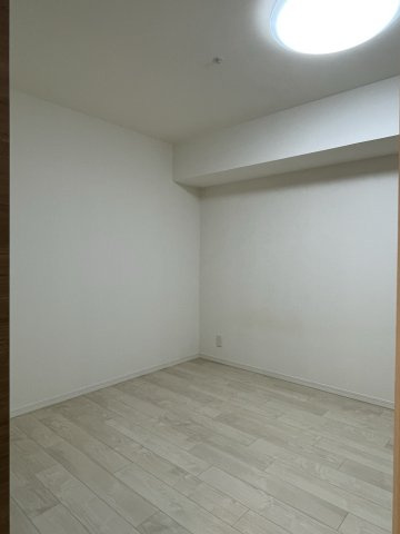 アルファステイツ西の土居の洋室|独立性の高い北西洋室は、お子様の学習部屋にも最適です。クローゼットが備わっているため、おもちゃや衣類を自分で片付ける習慣も身に付きます。窓からの安定した採光が、穏やかな学習環境と快適な眠りを支えます。