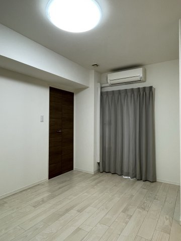 アルファステイツ西の土居の洋室|角部屋のメリットを享受できる北西洋室は、窓があり通風に優れた設計です。２０１９年築の美しい室内は、書斎や趣味の部屋として自分好みの配置を楽しめます。全室収納付きで大切な荷物もスッキリ収めて過ごせます