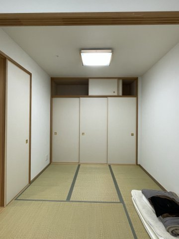 アルファステイツ西の土居の和室|リビング横の和室は、お子様のお昼寝や遊び場として重宝します。キッチンから様子を見守れるため、家事中も安心。畳の柔らかさが心地よく、親子で寝転んで絵本を読むような穏やかな時間がここで育まれます。