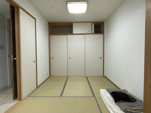 アルファステイツ西の土居の和室|独立した客間としてはもちろん、扉を開放してリビングの一部としても活用できる便利な和室です。ご友人の宿泊や、家事の合間に一息つく休憩場所として。畳特有の安らぎを感じながら、心からリラックスして過ごせます