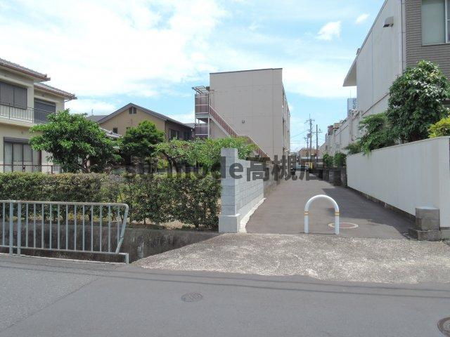 高槻市松原町の賃貸マンションのエントランス