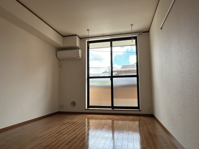 メゾン宮園の居間・リビング|同建物別室参考写真