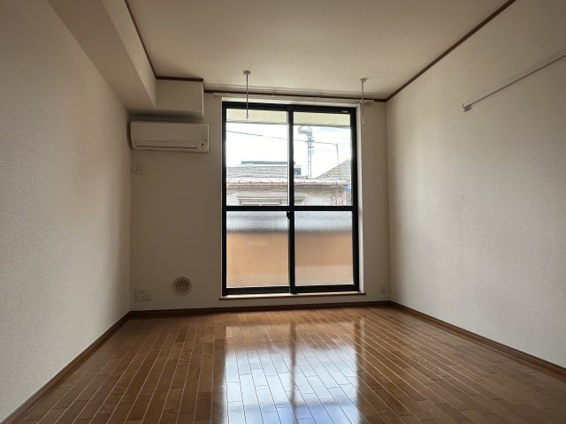 メゾン宮園の居間・リビング|同建物別室参考写真