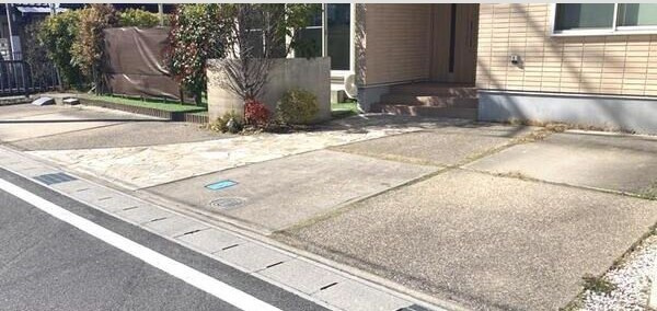 長束町鳥居先戸建の駐車場