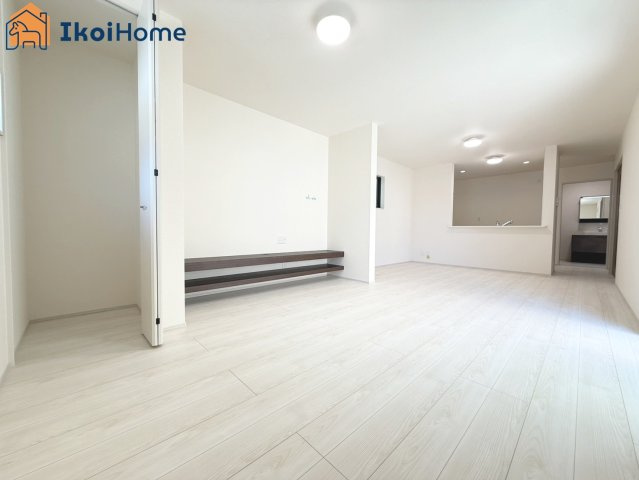 明石市藤が丘1丁目　5期　新築戸建の居間・リビング|【ホームページに現地動画掲載中】●年中無休：当日予約可●明るく開放感もある1階19.7帖のLDKです
