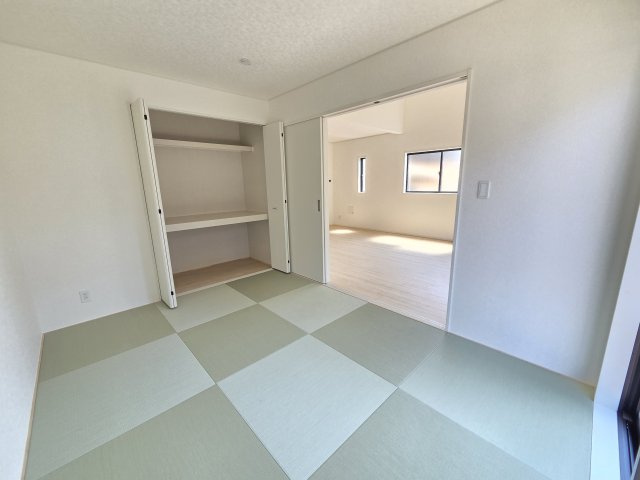 新築　太田市南ヶ丘町第2　1号棟　Cradle Gardenの和室|現地写真　リビング横の和室です。居室、お子様のプレイルーム、客間など様々な使い方ができますね！